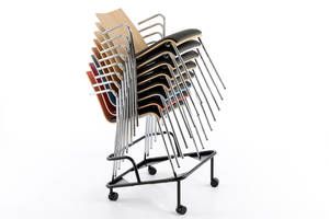 Die Armlehnenstühle können gestapelt schnell mit dem Rollwagen transport werden